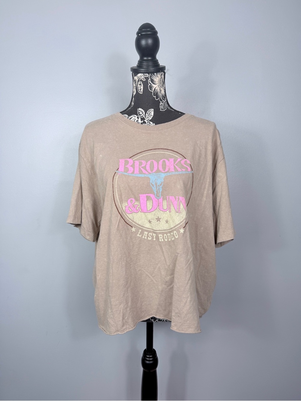 Brooks & Dunn beige/tan large pink graphic logo cropped cotton Tshirt size XL